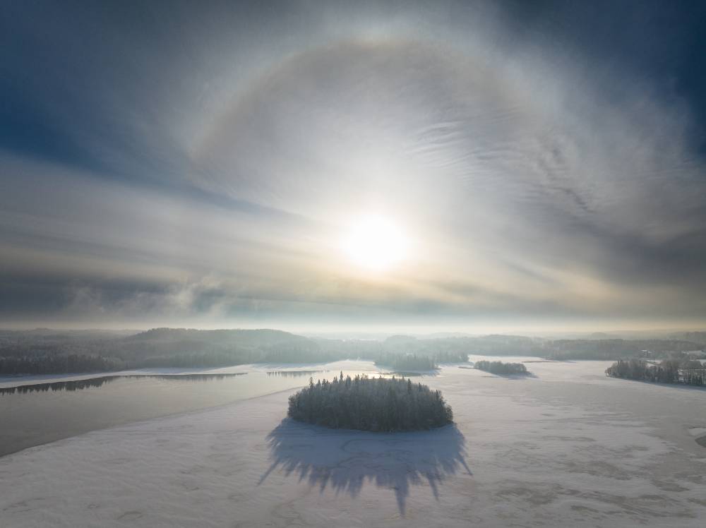 Hiite kuvavõistlusel tegi tänavu ilma tunnustatud loodusfotograaf Sven Začek, kelle tööd pälvisid viis auhinda. Esikohaga pärjatud fotol „Taevane puudutus“ on j